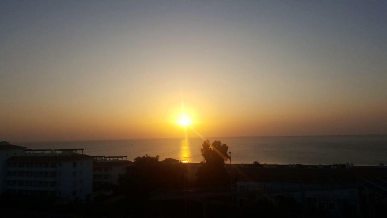 Manilva Playa Apartment Bagian luar foto